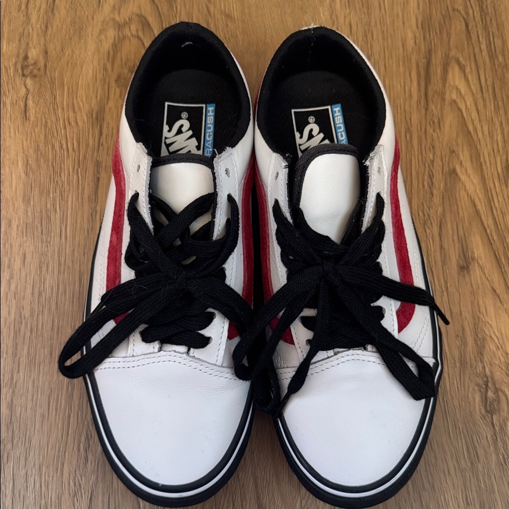 Vans Knu Skool Shoe - Red/True White
Unisex
Vans Classic White and Red Low-Tops